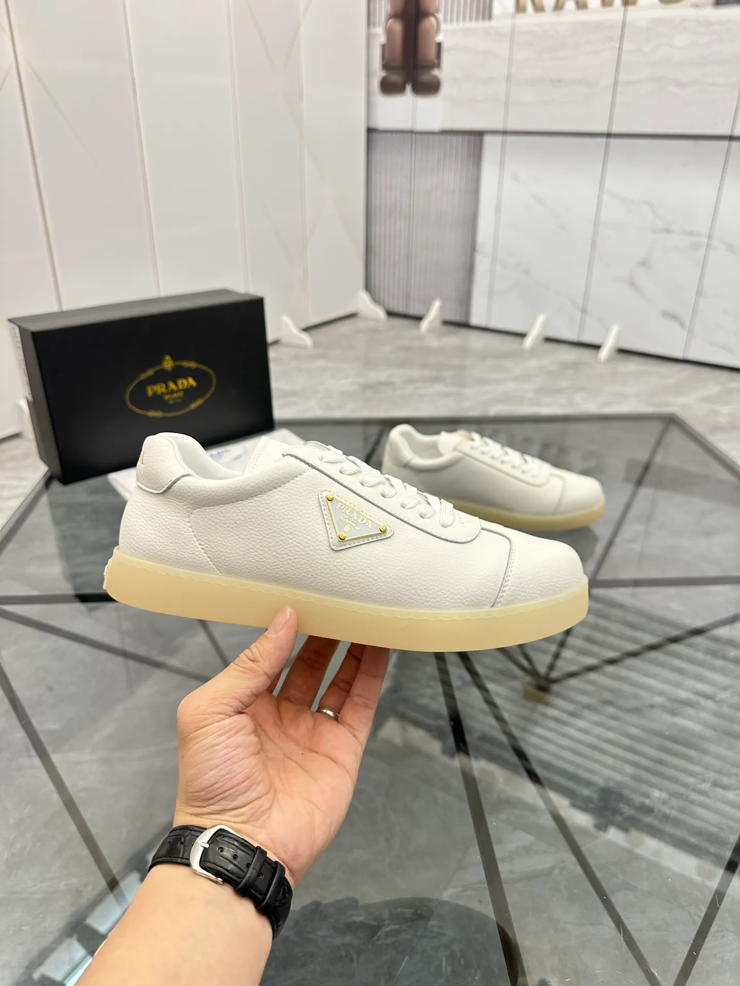 Men's shoes: 💰P400¥ Product trademark: Prada *"Prada*" low-top casual shoes Regular size: 38-44 (can be customized to 45) Product materials: imported cowhide upper, sheepskin lining, original outsole. Number: 020